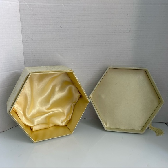 Gold fabric hexagon keepsake box - Picture 14 of 14